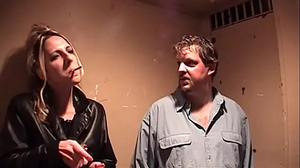 새로운 Marie Madison Smokes and Sucks in Public Elevator 에너지 동영상