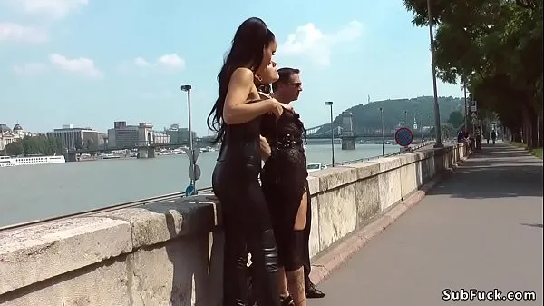 Novi videoposnetki Mistress Fetish Liza and master John Strong disgracing hot Euro slave Lola by the Danube in Budapest public then dragging her in bar for a sex energije