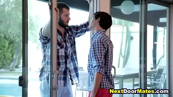 مقاطع فيديو جديدة للطاقة Sneaky twink seduces his gay boyfriend