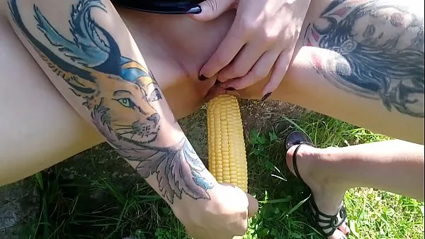 Nieuwe Lucy Ravenblood fucking pussy with corn in public energievideo's