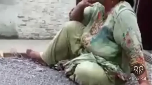 Video energi Desi Hot Pakistani Aunty Smoking baru