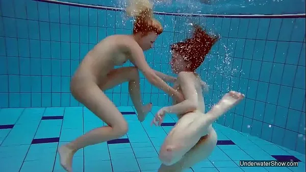 Nieuwe Two hot lesbians in the pool energievideo's