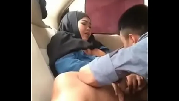 Video tenaga Hijab girl in car with boyfriend baharu