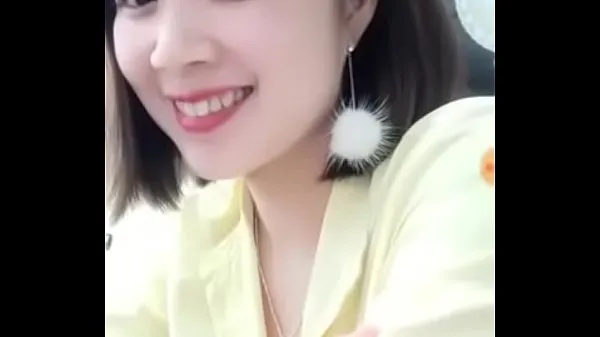 Nieuwe Beautiful staff member DANG QUANG WATCH deliberately exposed her breasts energievideo's