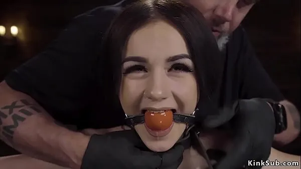 Ny Gagged brunette slave Rosalyn Sphinx in standing device bondage drooling over her small tits with clamped nipples then electro shocked and rubbed energi videoer