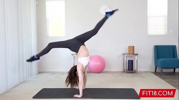 Új FIT18 - Aliya Brynn - 50kg - Casting Flexible and Horny Petite Dancer energia videók