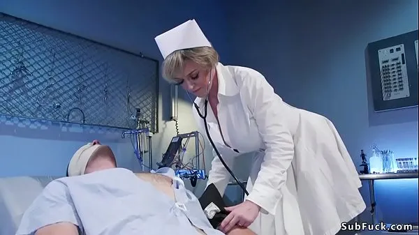 مقاطع فيديو جديدة للطاقة Busty Milf nurse dominates male patient