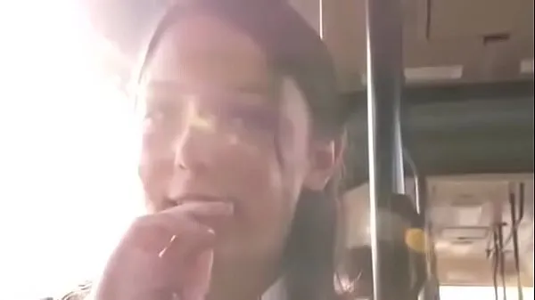 Nieuwe Girl stripped naked and fucked in public bus energievideo's