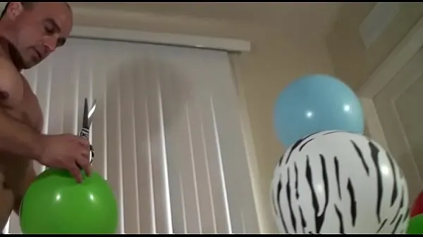 New Tony Dinozzo pops balloons with his ass energi videoer