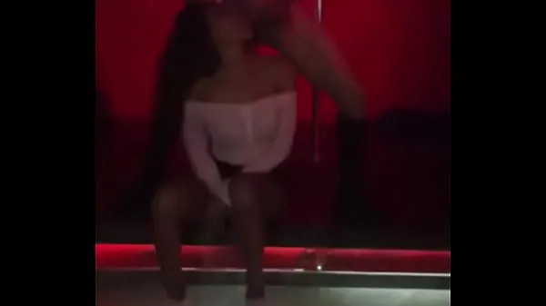 새로운 Venezuelan from Caracas in a nightclub sucking a striper's cock 에너지 동영상