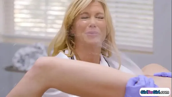 วิดีโอพลังงานUnaware doctor gets squirted in her faceใหม่