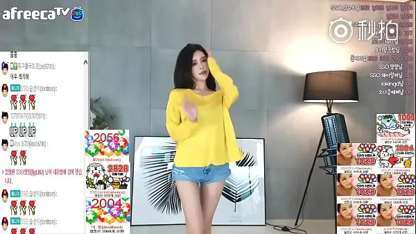 New Yi Suwan's big-chested T-shirt can't cover it, and she wears hot pants sexy and seductive dance live broadcast public account [喵贴 energi videoer