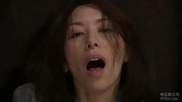 Nya Japanese wife masturbating when catching two strangers energivideor