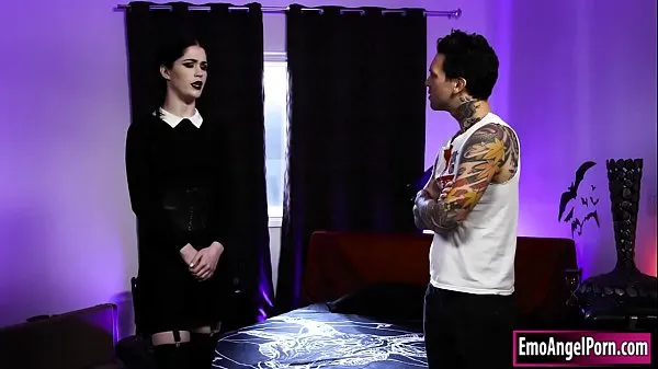 Novi videoposnetki Goth Wednesday Addams lets guy fuck her energije
