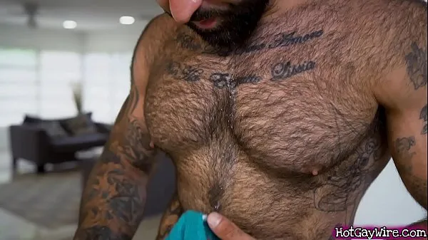 Nieuwe Guy gets aroused by his hairy stepdad - gay porn energievideo's
