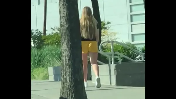 새로운 Gringa walking in shorts down the street 에너지 동영상