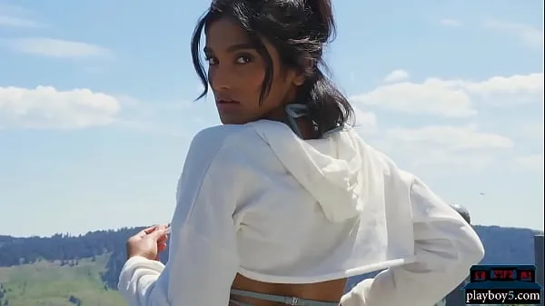 مقاطع فيديو جديدة للطاقة Indian MILF model stripteasing outdoor and plays with a hose