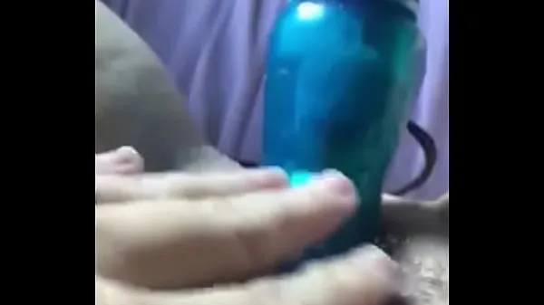 Nové videá o Hairy wife uses big blue dildo energii