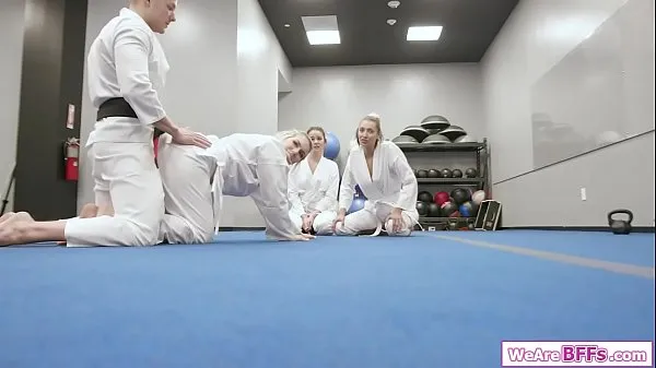 Nuovi video sull'energia Le migliori amiche della bionda e della bruna scopano a fondo il loro grosso cazzo di insegnanti di karate