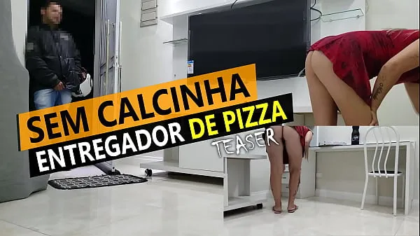 Video energi Cristina Almeida receiving pizza delivery in mini skirt and without panties in quarantine baru