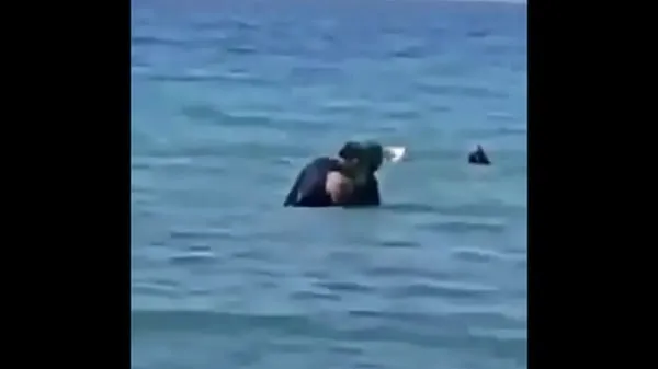 مقاطع فيديو جديدة للطاقة Syrians fuck his wife in the middle of the sea