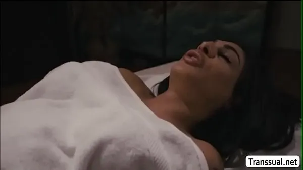 Nouvelles vidéos sur l’énergie TS Eva fait du massage anal avec un mec