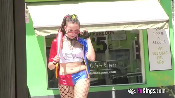 Video energi Harley Quinn cosplayer picks up and blows guys in the street baru