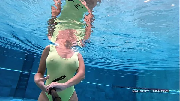 Nieuwe My transparent when wet one piece swimwear in public pool energievideo's