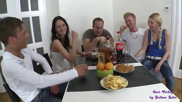 Video tenaga A lunch with friends turns into a fantastic orgy between cocks and pussies baharu