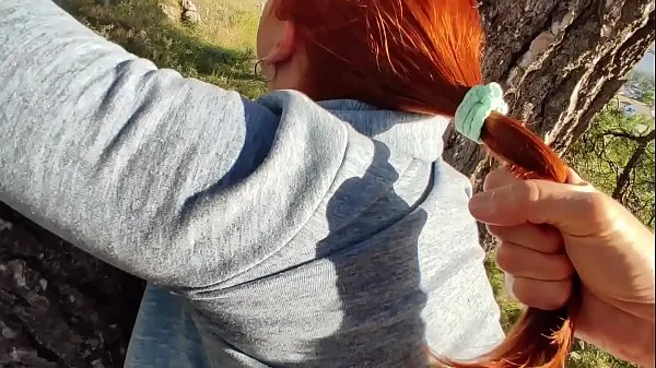 Új OUTDOOR SEX. Hard Fucking Redhead Horny Curvy in the Park energia videók
