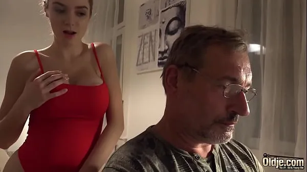 Nieuwe Bald old man puts his cock inside teen pussy and fucks her energievideo's