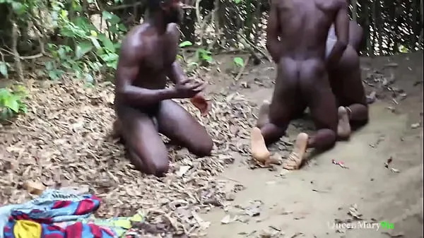 Video tenaga King caught his wife fucked by his palace guard, it ended up in threesome baharu