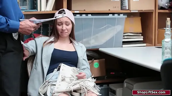 Video energi Brunette shoplifter is caught and banged baru