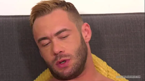 Nieuwe Solo session with blond muscle man stroking his dick on the couch energievideo's