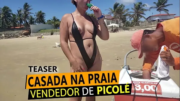 Ny Casada Safada de Maio slapped in the ass showing off to an cream seller on the northeast beach energi videoer