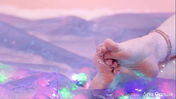 Nowe filmy Shiny glitter Feet Video, Close up - Arya Grander energii