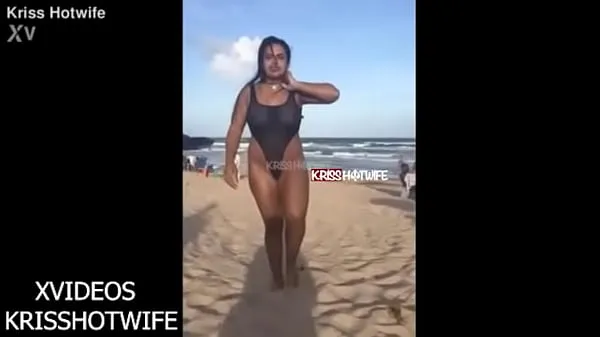 Novos vídeos de energia Kriss Hotwife Se Exibindo Com Maiô Transparente Na Praia De Salvador