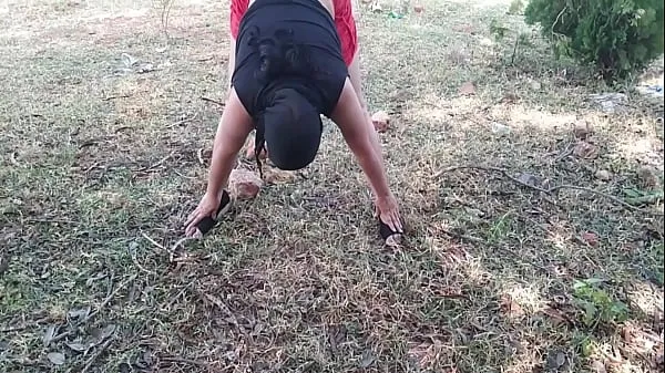 Novi videoposnetki Indian Muslim Bhabhi Outdoor Public Doing Nude Yoga Risky Solo Pissing energije
