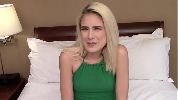 新Skinny blonde amateur teen slobbers on a fat cock能源视频