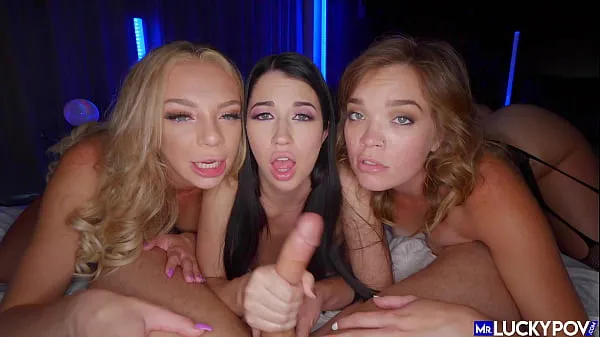 Nové videá o 3 Hot Sluts Love To Share Cock energii