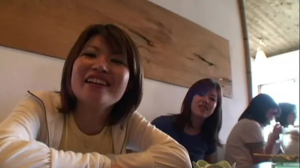 Yeni 2 female japanese backpacker meets some older guys and have fun in a hostel enerji Videoları