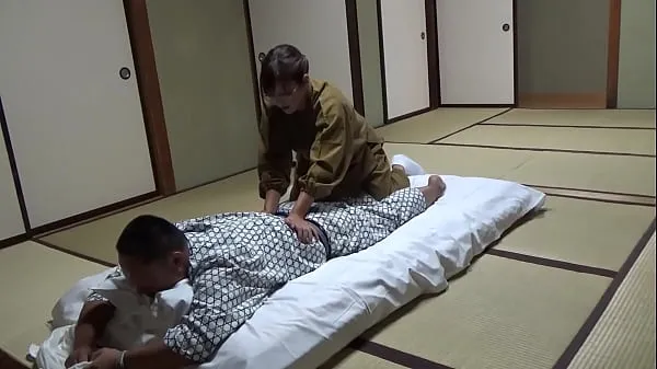 Video tenaga Seducing a Waitress Who Came to Lay Out a Futon at a Hot Spring Inn and Had Sex With Her! The Whole Thing Was Secretly Caught on Camera in the Room baharu