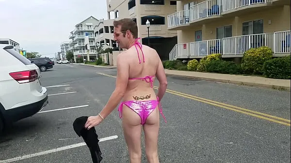 Νέα βίντεο Flamboyant fairy femboy strutting around in a skimpy bikini by Denver Shoemaker ενέργειας