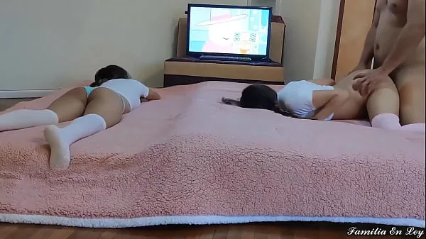 Video My Stepdaughter and her Delicious Friend watching Cartoons năng lượng mới