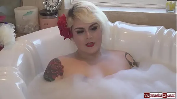 नई Tattooed trans stepmom Isabella Sorrenti makes her stepson suck her dick to give him blonde tgirl facefucks him and the ts anal fucks him ऊर्जा वीडियो