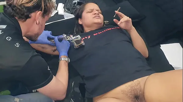 مقاطع فيديو جديدة للطاقة Minha esposa oferece para Tatuador tarado seu bucetão em troca da tattoo . Alemão Tatuador - Gatopg2019