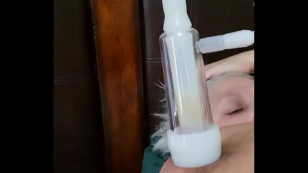 نئی Milk Pumping From The Fake Udders Of Claudia Marie توانائی کی ویڈیوز