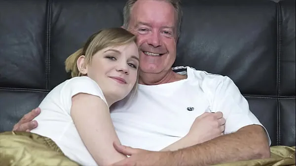 Nieuwe Sexy blonde bends over to get fucked by grandpa big cock energievideo's