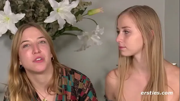 Video energi Blonde Fingers Her Lesbian Friend baru