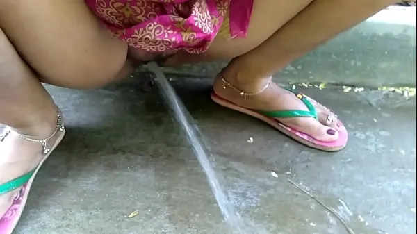 नई Wife Outdoor Risky Public Pissing Compilation New Year ! XXX Indian Couple ऊर्जा वीडियो